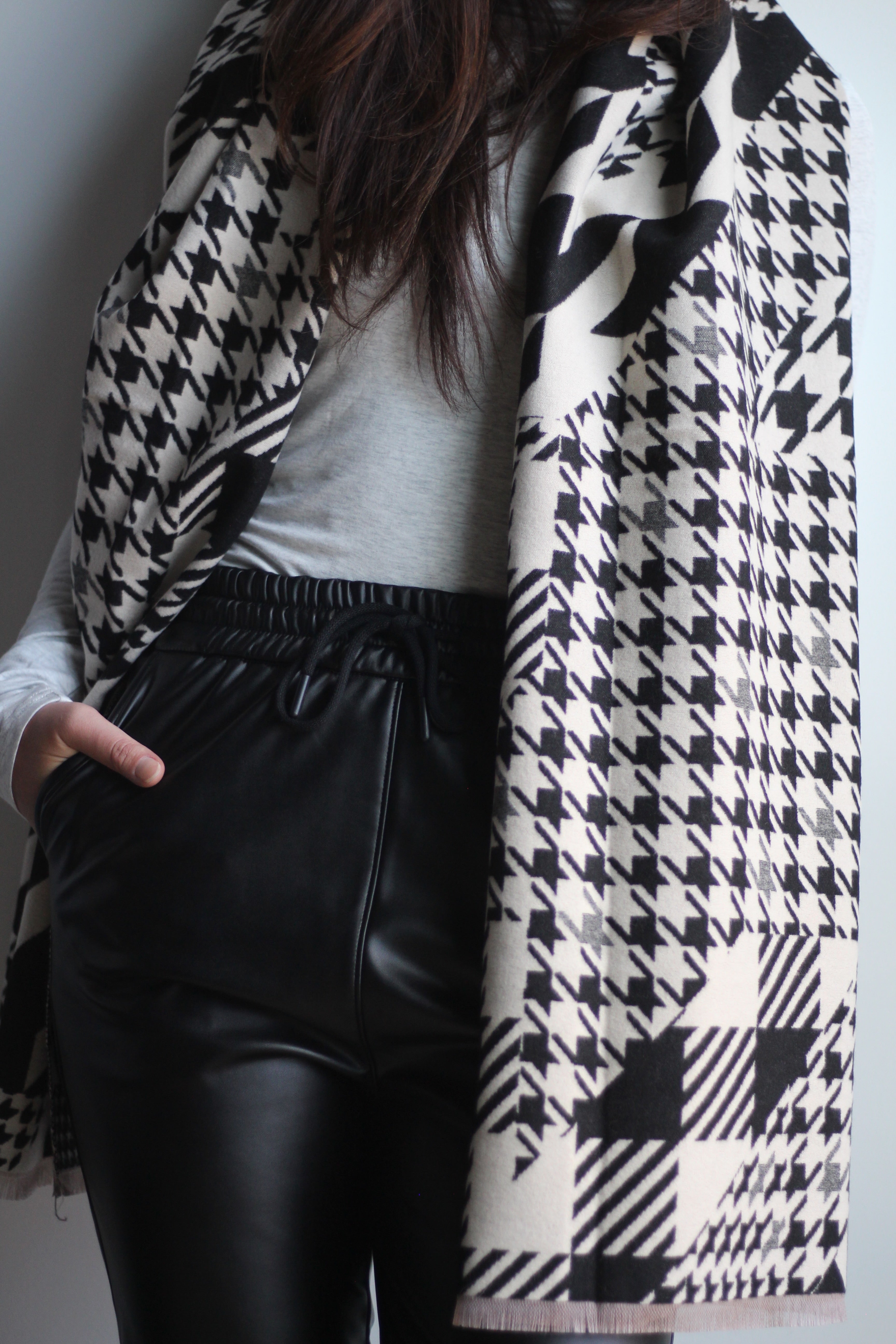 Houndstooth Scarf - Black/Cream